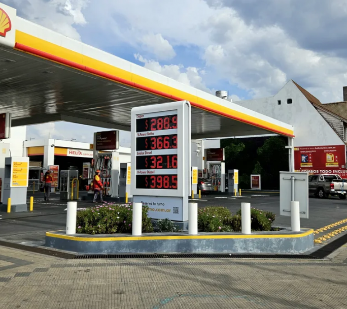 Los consumidores deben ser informados si las estaciones cobran tasas municipales al combustible